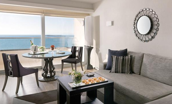 Отель Divani Apollon Palace & Thalasso расположен в 25 минутах езды к югу от центра Афин, в 7-этажном здании