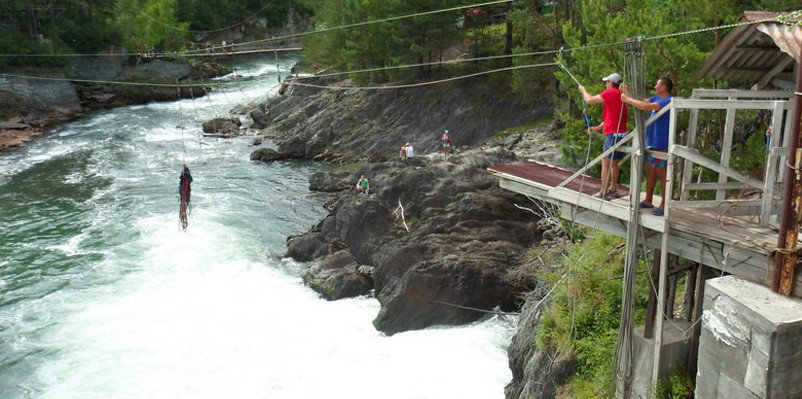В окрестностях ГЭС расположено большое количество торговых палаток с сувенирами, кафе, различные аттракционы